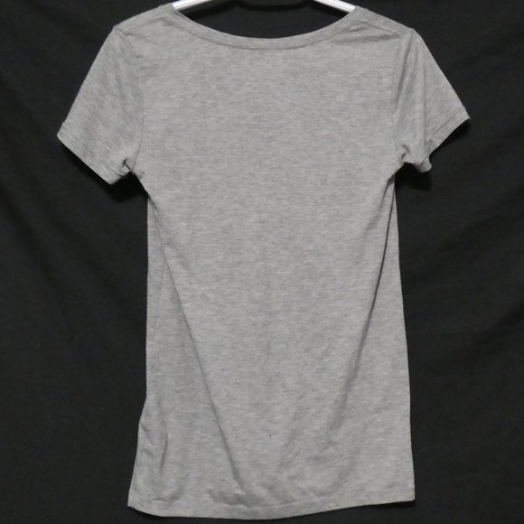 NOLLIE medium V-neck tee, EUC - Picture 2 of 10